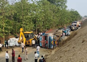 राजुरा – तेलंगणा मार्गावर धानाचा ट्रक पलटला; काही काळ वाहतूक व्यवस्था विस्कळीत.