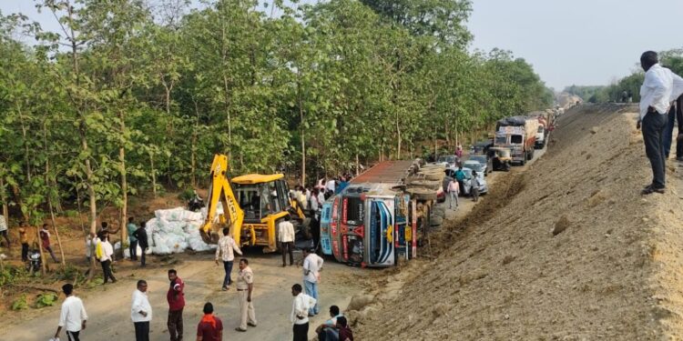 राजुरा – तेलंगणा मार्गावर धानाचा ट्रक पलटला; काही काळ वाहतूक व्यवस्था विस्कळीत.