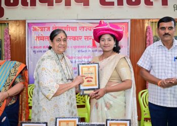 राज्यस्तरीय काव्यसंमेलन सोहळ्यात आश्विनी सांगळे या जनहित पुरस्काराने सन्मानित