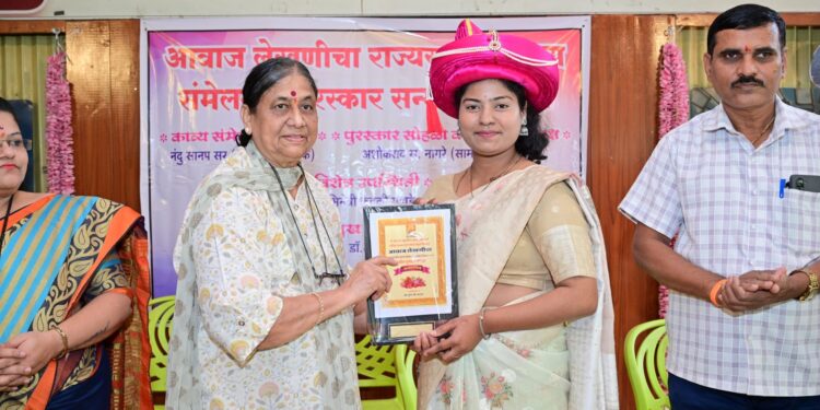 राज्यस्तरीय काव्यसंमेलन सोहळ्यात आश्विनी सांगळे या जनहित पुरस्काराने सन्मानित