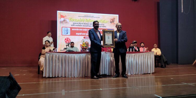 डॉ शाम जाधव यांना चित्रपट श्रुष्टितील दादासाहेब फाळके पुरस्काराने सन्मानित.