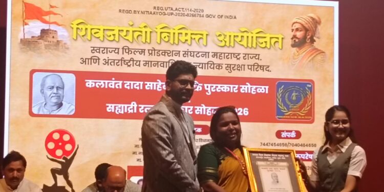 सौ मा.प्रिया पाटोळे यांना चित्रपट श्रुष्टि तील दादासाहेब फाळके पुरस्काराने सन्मानित.