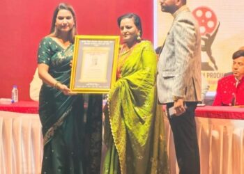 सौ मीनाक्षी मधुकर आहिरे यांना चित्रपट श्रुष्टि तील दादासाहेब फाळके पुरस्कार ने सन्मानित.