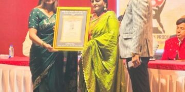 सौ मीनाक्षी मधुकर आहिरे यांना चित्रपट श्रुष्टि तील दादासाहेब फाळके पुरस्कार ने सन्मानित.