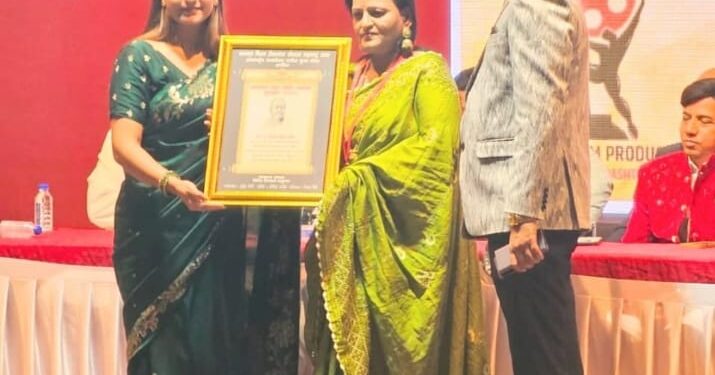 सौ मीनाक्षी मधुकर आहिरे यांना चित्रपट श्रुष्टि तील दादासाहेब फाळके पुरस्कार ने सन्मानित.